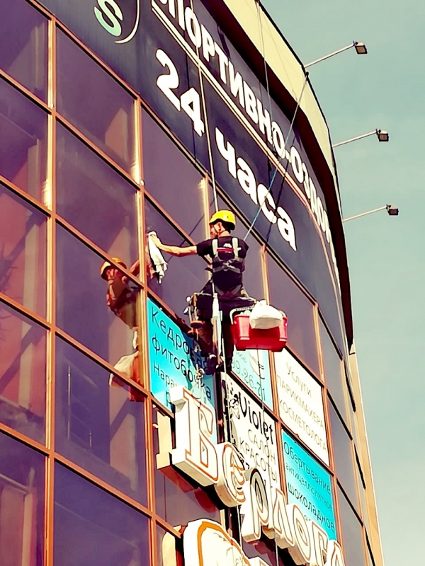 Клининг: мойка окон, витражей, фасадов<